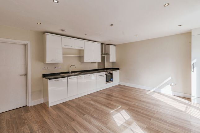 1 bed property, in Marketfield Road, £125,000