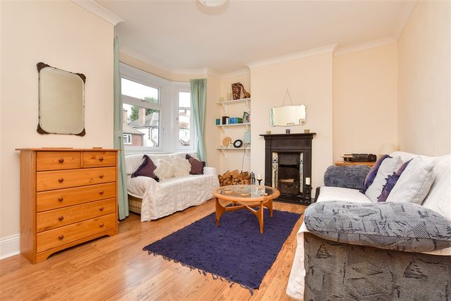 2 bed property, in Carshalton Grove, £325,000