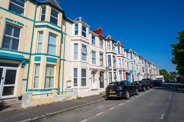 4 bed property, in Embankment Road, £260,000