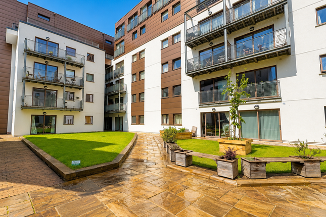 2 bed property, in Isaac Way, £175,000