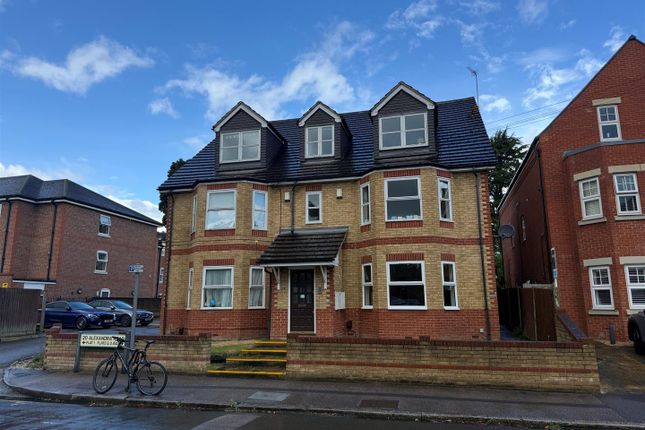 2 bed property, in Alexandra Road, £290,000
