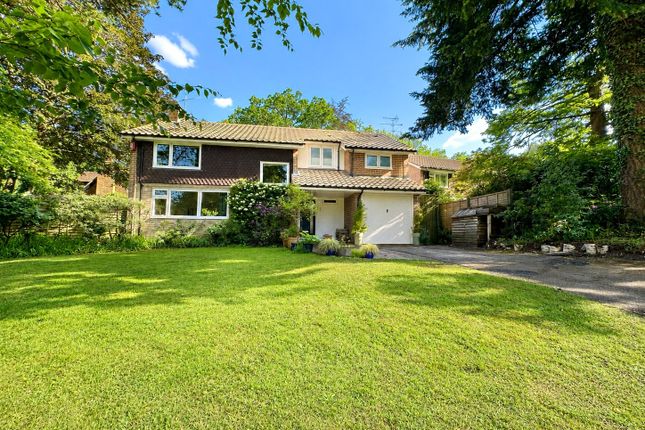 4 bed property, in Pinewood Gardens, £800,000