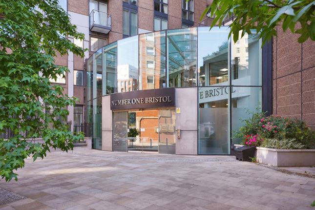 1 bed property, in Lewins Mead, £200,000