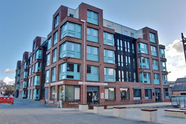 2 bed property, in Barge Arm, £200,000