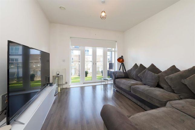 2 bed property, in Clovelly Court, £300,000