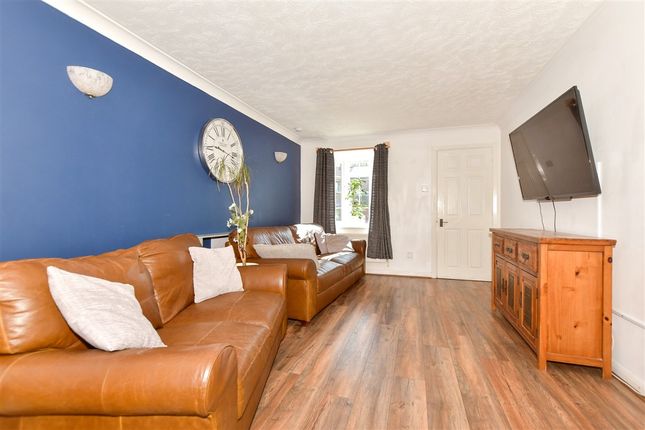 3 bed property, in Newbury Close, £325,000