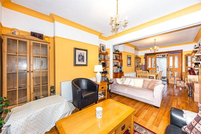 3 bed property, in Colin Close, £585,000
