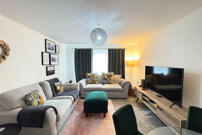 2 bed property, in Highfield Chase, £90,000