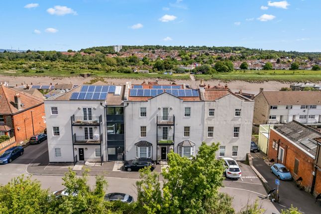2 bed property, in Monmouth Road, £200,000