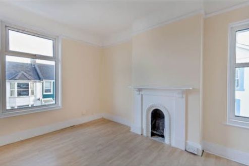3 bed property, in Warbro Road, £165,000