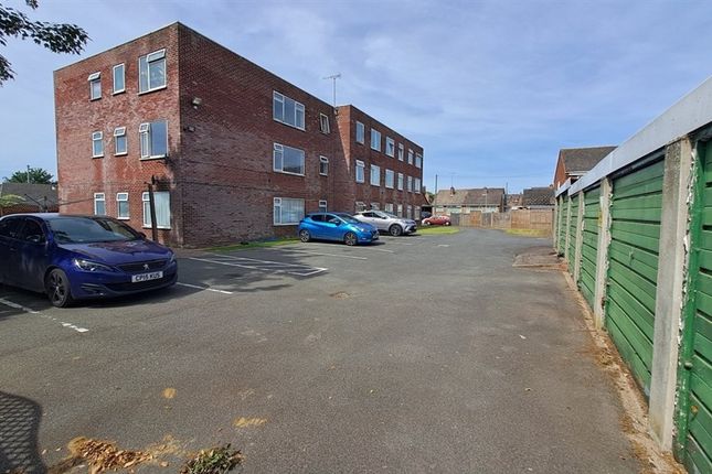 1 bed property, in Farm Road, £36,000