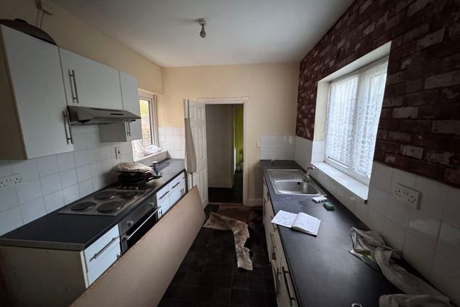 2 bed property, in Beech Street, £40,000