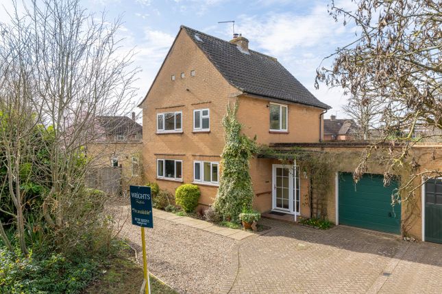 5 bed property, in Honeycroft, £900,000