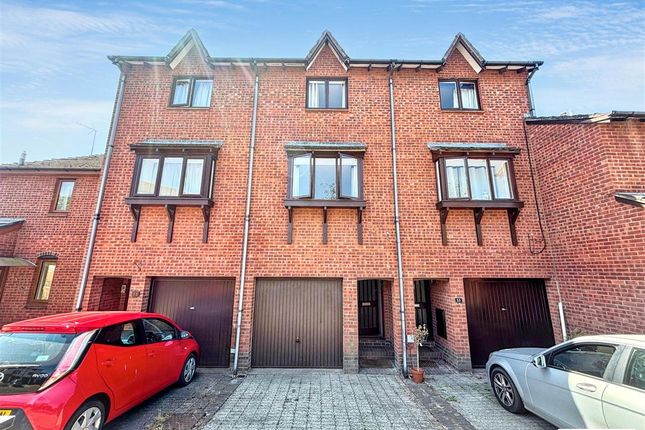 2 bed property, in Pound Lane, £325,000