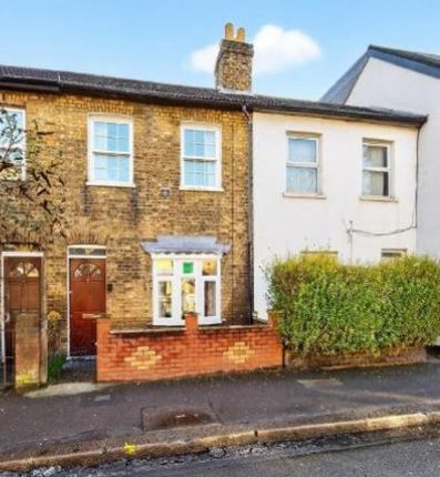 2 bed property, in Hanworth Road, £375,000