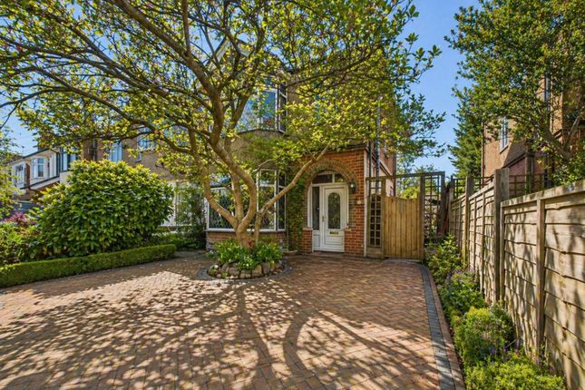 3 bed property, in Bishopscote Road, £425,000