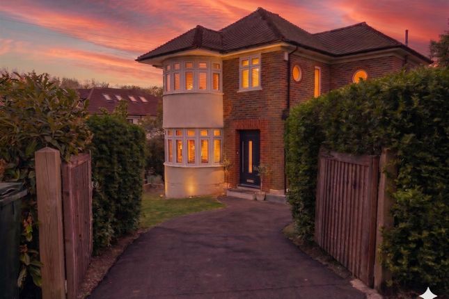 4 bed property, in Hampden Way, £950,000