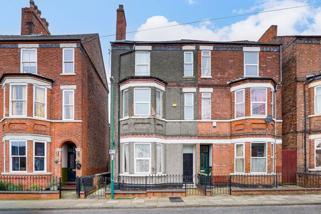 4 bed property, in Victoria Avenue, £220,000