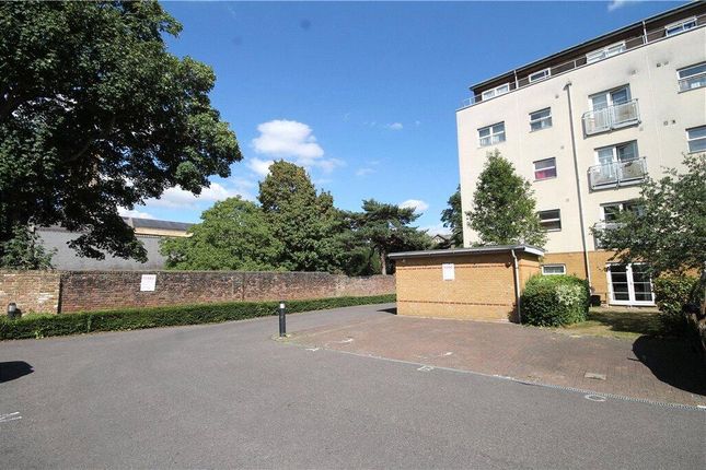 2 bed property, in Sydenham Road, £270,000