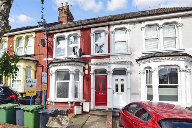 2 bed property, in Hastings Road, £225,000