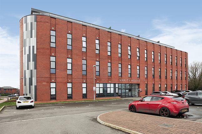 1 bed property, in Vicarage Farm Road, £90,000