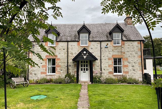 5 bed property, in The Green, £425,000