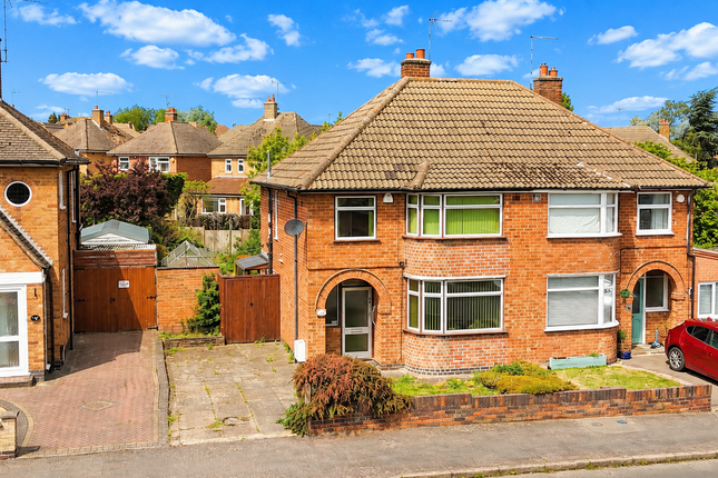 3 bed property, in Oakcroft Avenue, £290,000