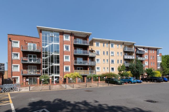 1 bed property, in Nexus Court, £300,000