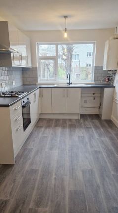 3 bed property, in Poplar Road, £80,000
