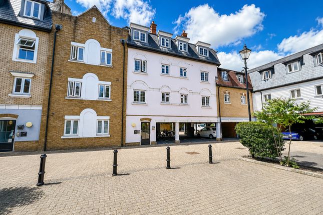 1 bed property, in Roche Close, £150,000