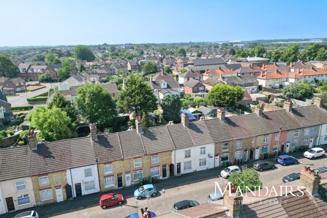 3 bed property, in Silver Street, £200,000