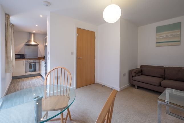 2 bed property, in Cornish Sq, £80,000