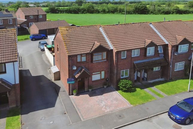 3 bed property, in Broadfield Road, £310,000