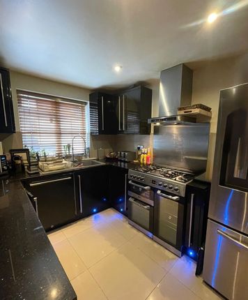 5 bed property, in Firs Avenue, £825,000