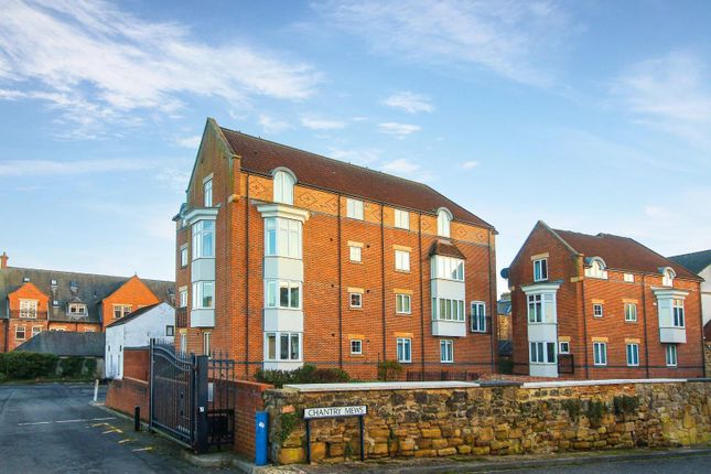 2 bed property, in Bridge Street, £175,000