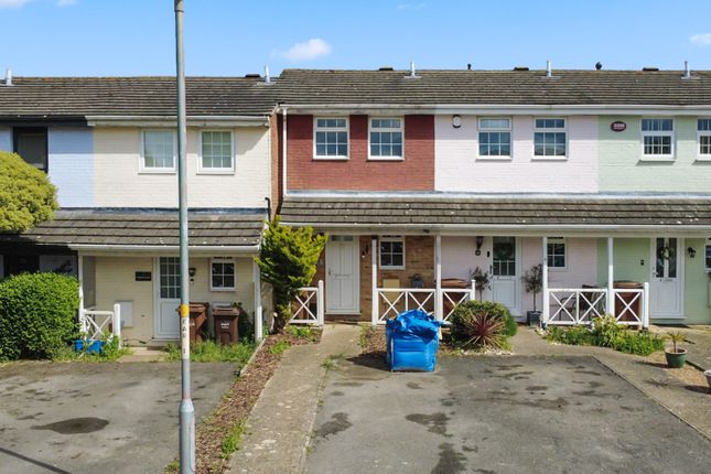 2 bed property, in Embassy Close, £250,000