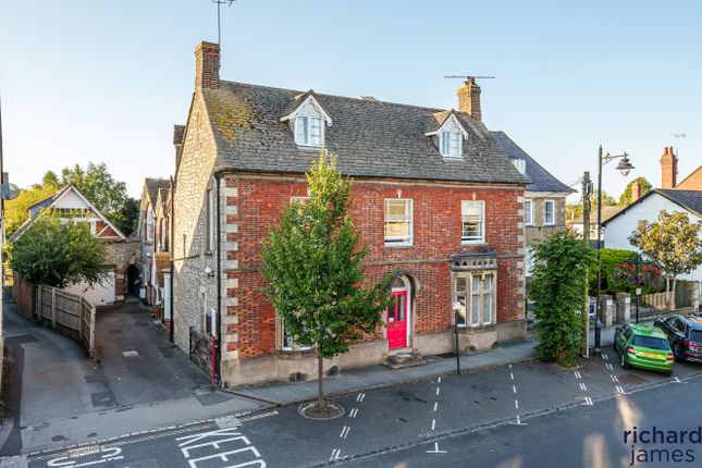 6 bed property, in High Street, £800,000