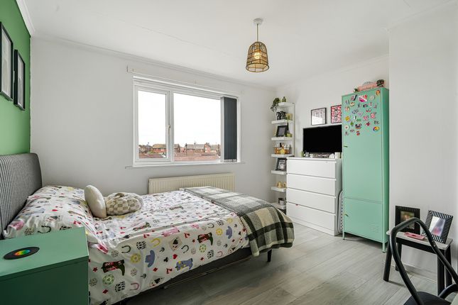 2 bed property, in Whitby Road, £140,000