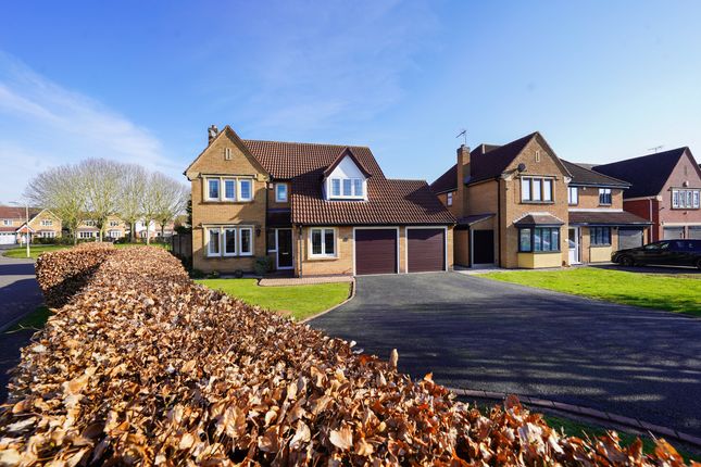 5 bed property, in Carnation Close, £550,000