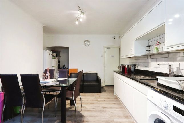 4 bed property, in Queens Road, £230,000