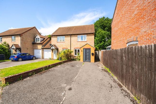 2 bed property, in Simmons Field, £315,000