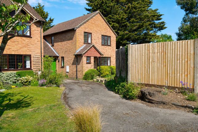 4 bed property, in Mill Close, £475,000