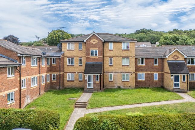 1 bed property, in Shortlands Close, £180,000