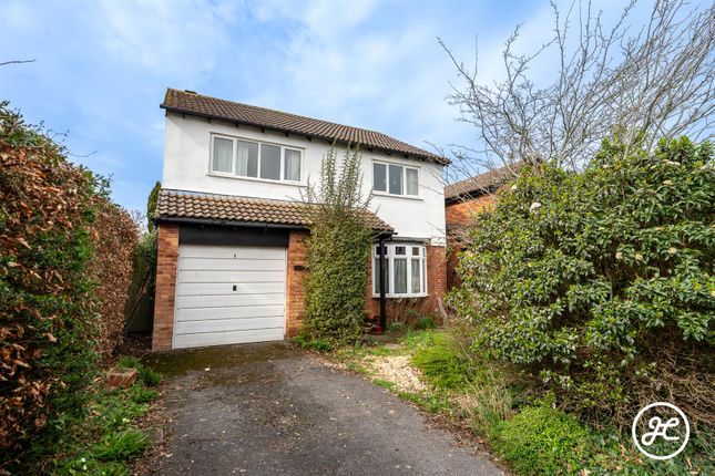 4 bed property, in Fox Way, £300,000