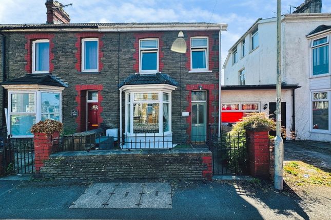 2 bed property, in Acland Road, £200,000