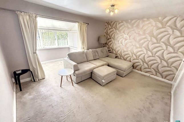 2 bed property, in Kirkwood Drive, £60,000