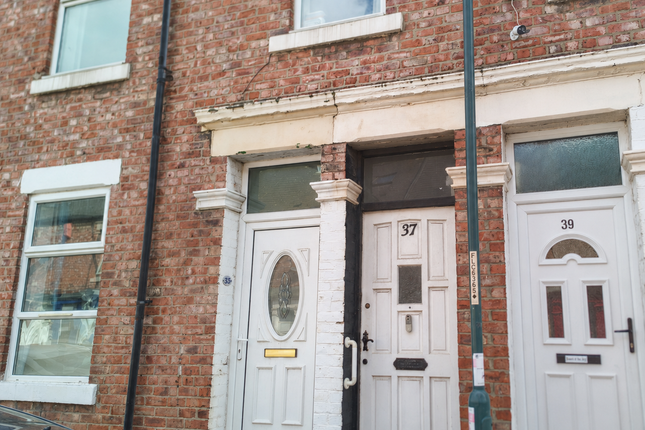 2 bed property, in Marshall Wallis Road, £48,000