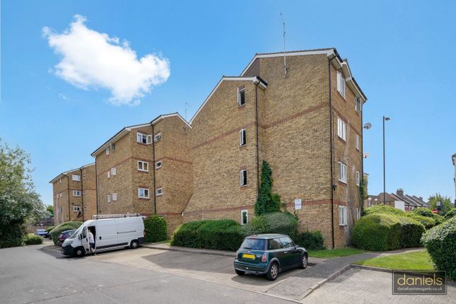 1 bed property, in Harrow Road, £140,000