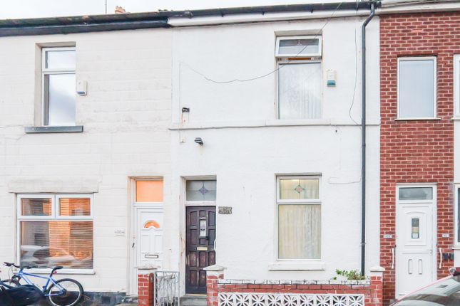 2 bed property, in Kemp Street, £74,000