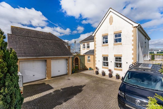 4 bed property, in Cwrt St Cyres, £725,000